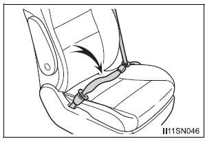 Toyota Sienna. Seat belt extender