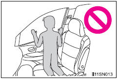 Toyota Sienna. SRS airbag precautions