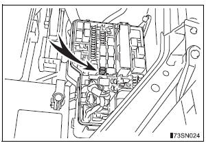 Toyota Sienna. Checking and replacing fuses