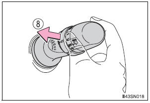 Toyota Sienna. Operating the wiper lever