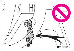Toyota Sienna. SRS airbag precautions