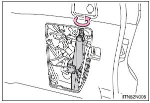 Toyota Sienna. Taking out the jack and tools