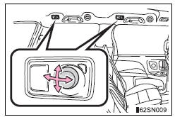 Toyota Sienna. Adjusting the rear personal/interior lights angle
